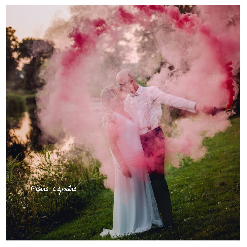 Photo de mariés avec des fumigène