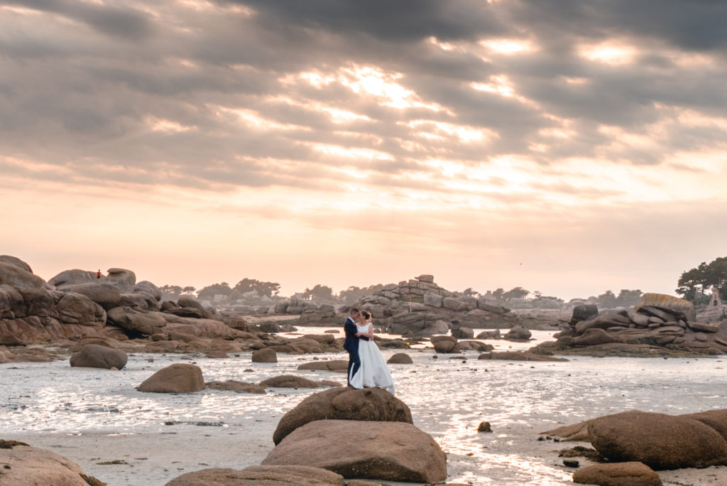 photos de mariés dans la mer cote de granite rose - photo de Pierre Lepoutre