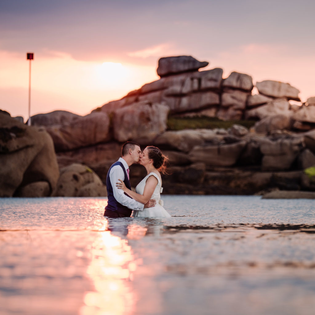 photos de mariés dans la mer cote de granite rose - photo de Pierre Lepoutre