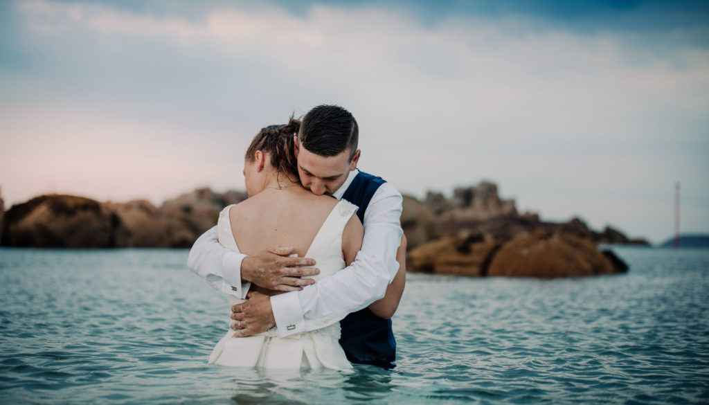 photos de mariés dans la mer cote de granite rose - photo de Pierre Lepoutre