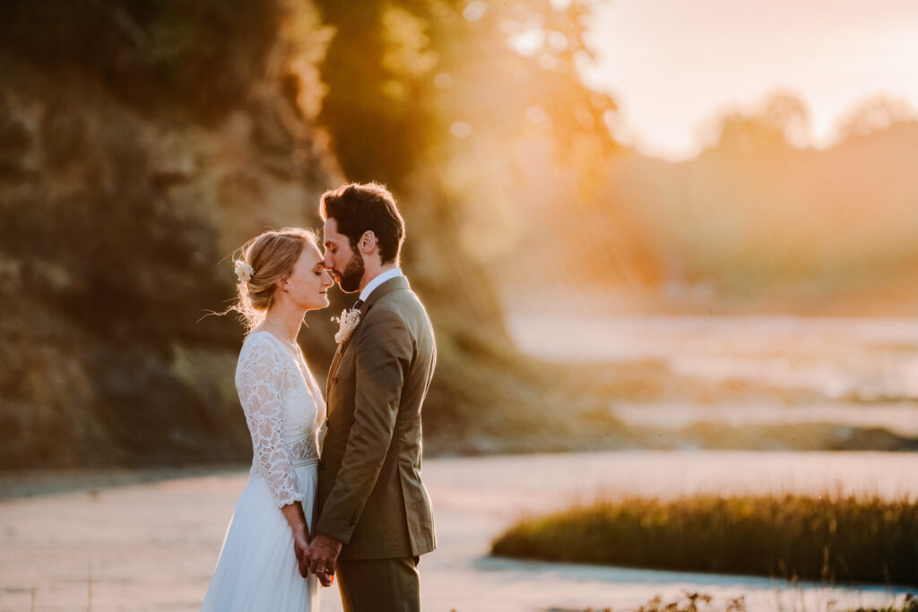 Mariés au bord de la mer au coucher du soleil à Dinard – photo signée Pierre Lepoutre Photographe de mariage à Bréal-sous-Vitré