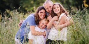 Séance en famille au soleil couchant à Châteaubourg – grossesse en lumière naturelle