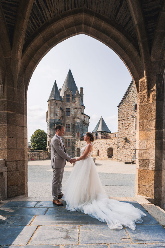 photos des mariés devant le chateau de Vitré prise par Pierre Lepoutre