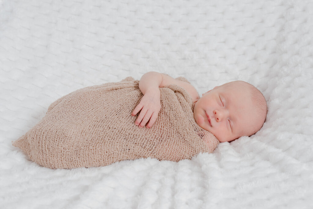 Portrait de famille bohème avec bébé – photographe Châteaubourg