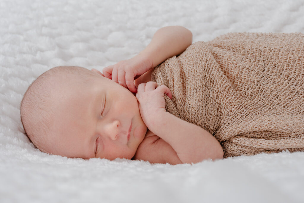 Close-up du bébé endormi, séance naissance à Châteaubourg