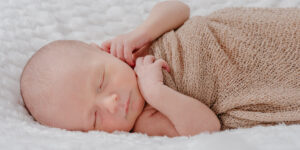 Close-up du bébé endormi, séance naissance à Châteaubourg