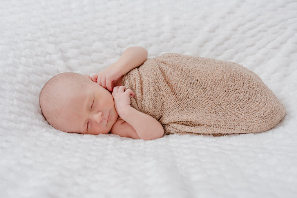 Photo de naissance douce et naturelle sur fond blanc texturé