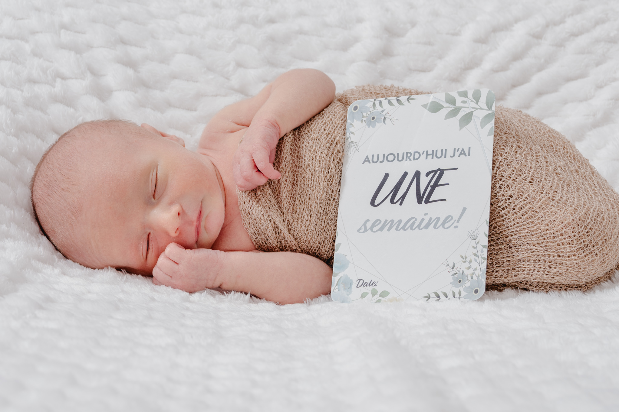 Photographe bébé à Châteaubourg – nouveau-né enveloppé sur couverture beige