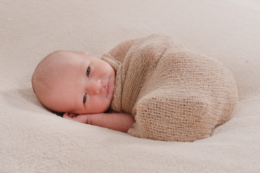 éance bébé enveloppement à Châteaubourg – portrait de nouveau-né endormi