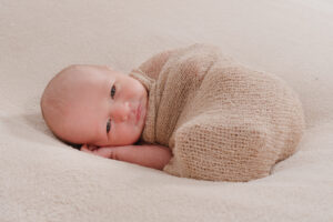 éance bébé enveloppement à Châteaubourg – portrait de nouveau-né endormi