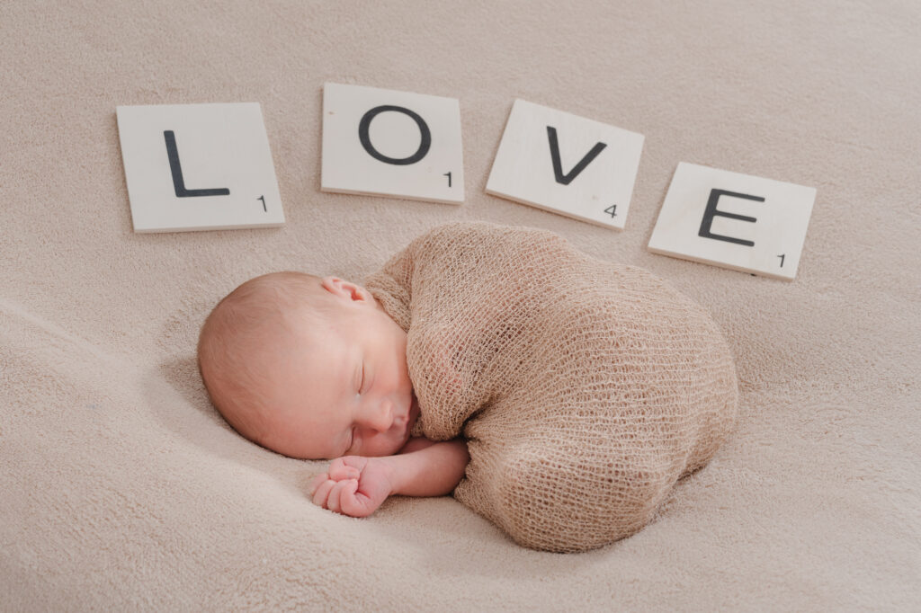Bébé enveloppé sur couverture beige au studio de Châteaubourg