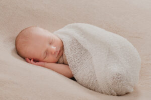 Studio photo Pierre Lepoutre – séance nouveau-né enveloppé