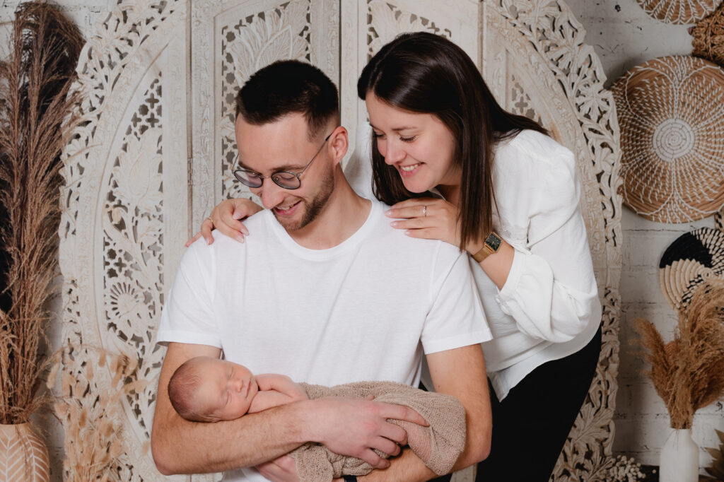 Bébé enveloppé sur couverture beige au studio de Châteaubourg