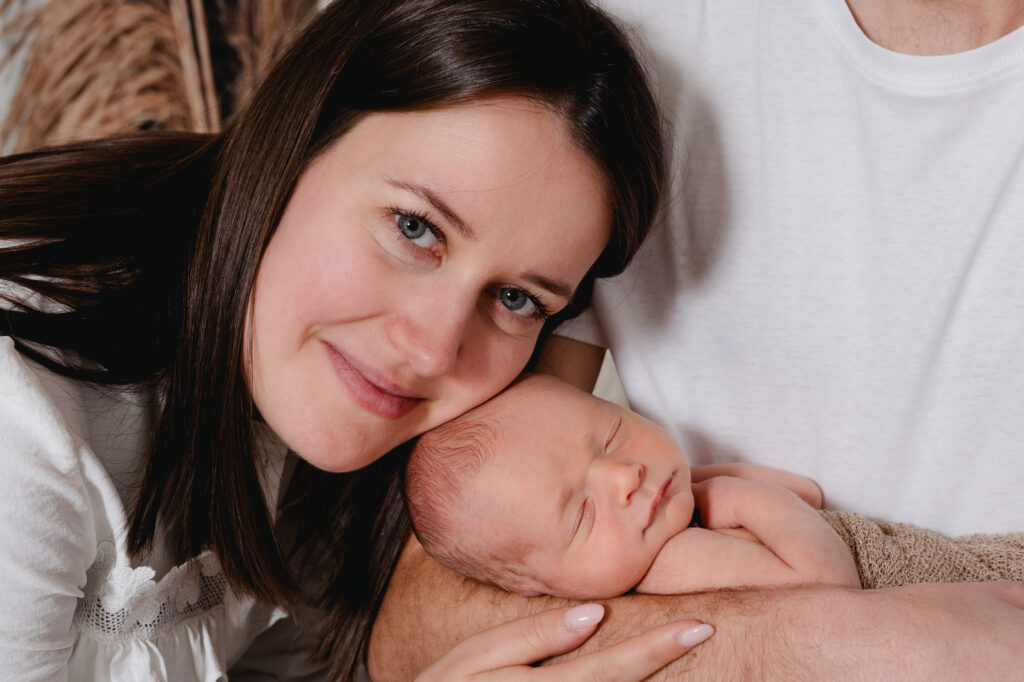 Photographe naissance Châteaubourg – nouveau-né en cocon tricoté