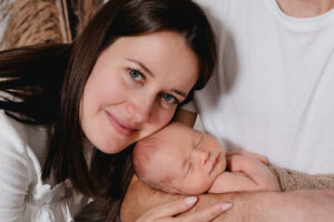 Photographe naissance Châteaubourg – nouveau-né en cocon tricoté