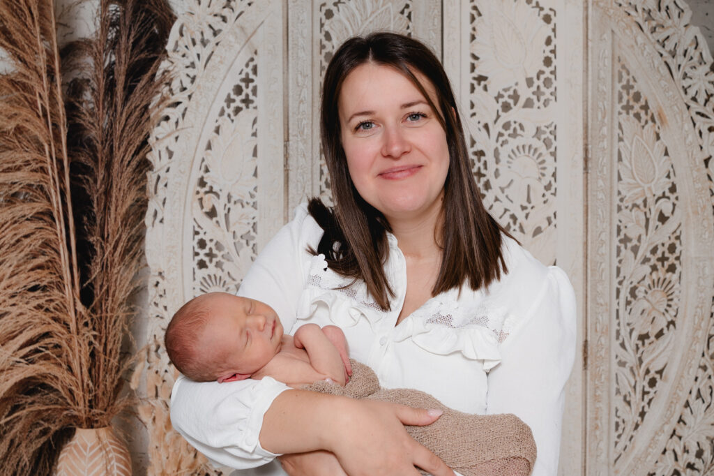 Portrait de famille avec bébé, fond bohème naturel